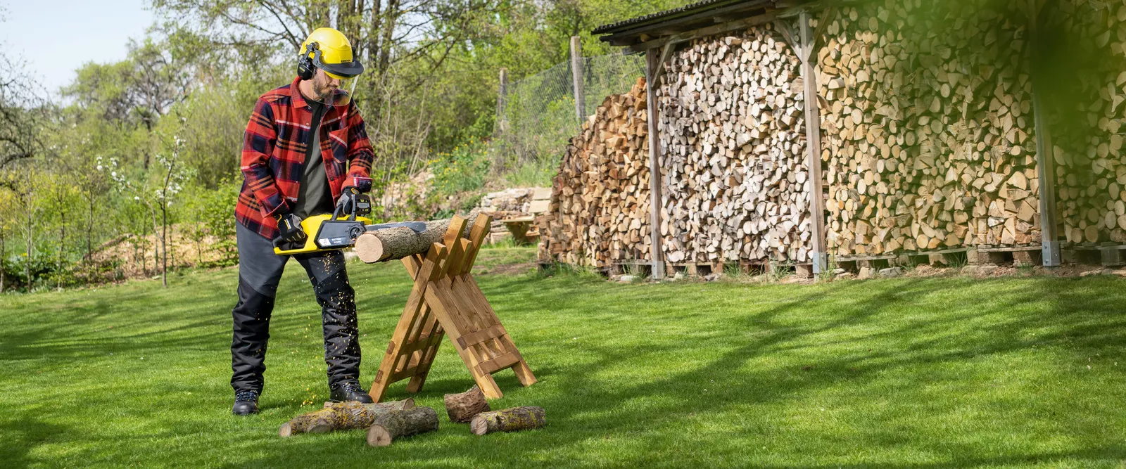 Akkumul&aacute;toros l&aacute;ncfűr&eacute;sz