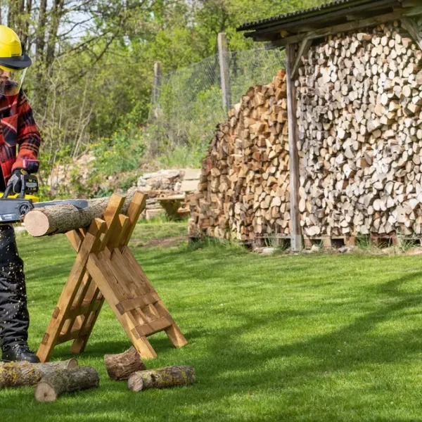 Akkumul&aacute;toros l&aacute;ncfűr&eacute;sz