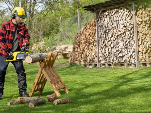 Akkumul&aacute;toros l&aacute;ncfűr&eacute;sz