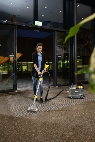 K&auml;rcher Permetextrakci&oacute;s tiszt&iacute;t&oacute; Puzzi 8/1 C *EU padl&oacute;fejjel