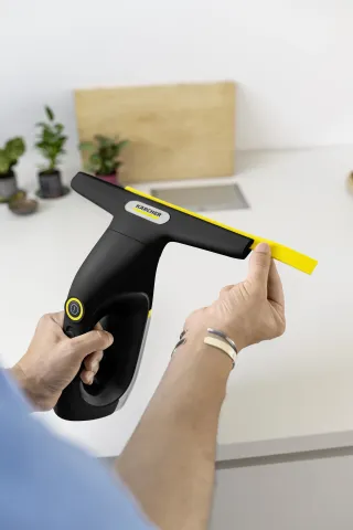 K&auml;rcher Ablaktiszt&iacute;t&oacute; WV 2 Universal Precision+ Black