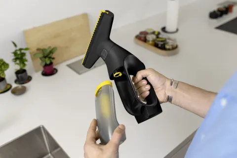 K&auml;rcher Ablaktiszt&iacute;t&oacute; WV 2 Universal Precision+ Black