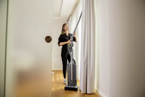 Kärcher Akkumulátoros álló kefés porszívó CV 30/2 Bp Adv