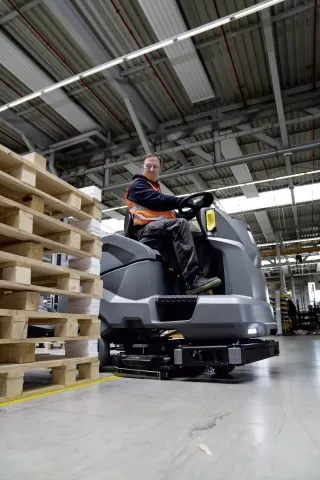 K&auml;rcher S&uacute;rol&oacute;-sz&iacute;v&oacute;g&eacute;p B 220 R BpPack+DOSE+285Ah+D110+Ri+Beacon